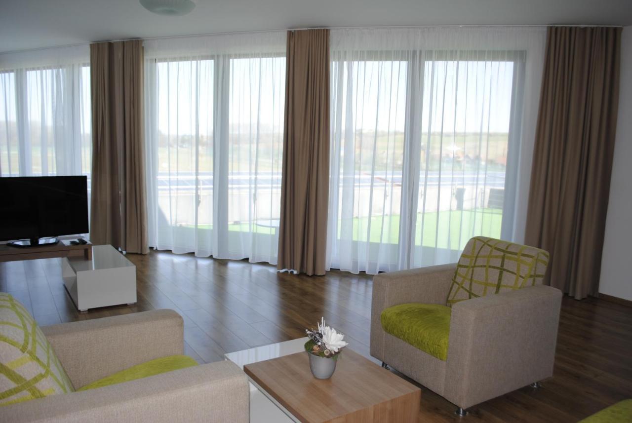 Hotel Golf Jezera Ostrozska Nova Ves Exterior photo