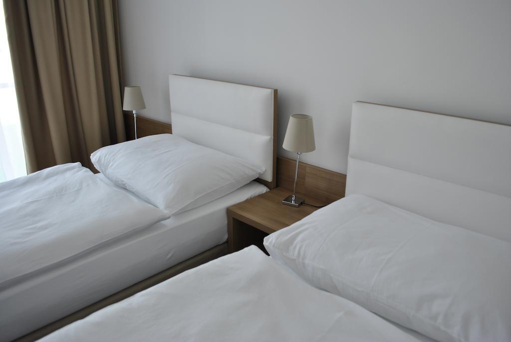 Hotel Golf Jezera Ostrozska Nova Ves Exterior photo